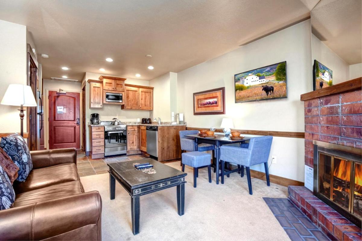 KBM Resorts - Upgraded 1Bdrm wood fireplace full kitchen wifi walk to slopes - Housity