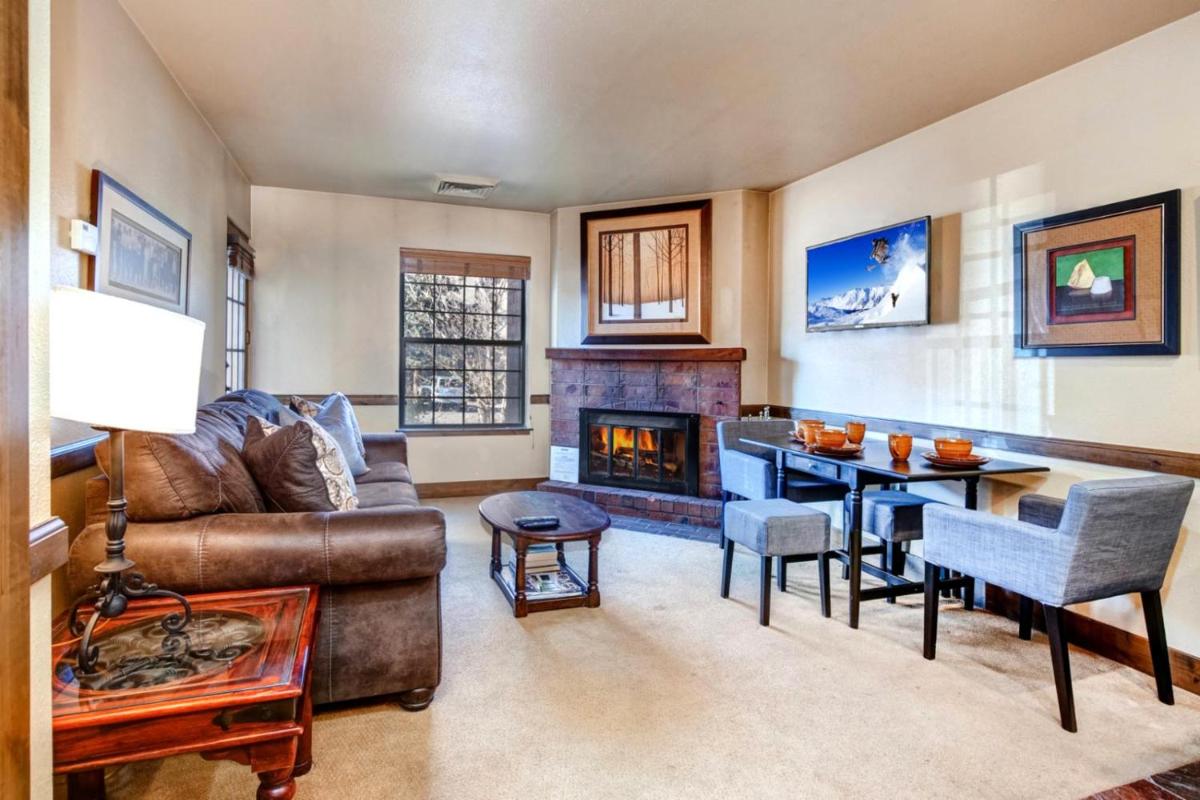 KBM Resorts - Spacious 1 Bdrm 2Bath wood fireplace full kitchen wifi walk to slopes - Housity