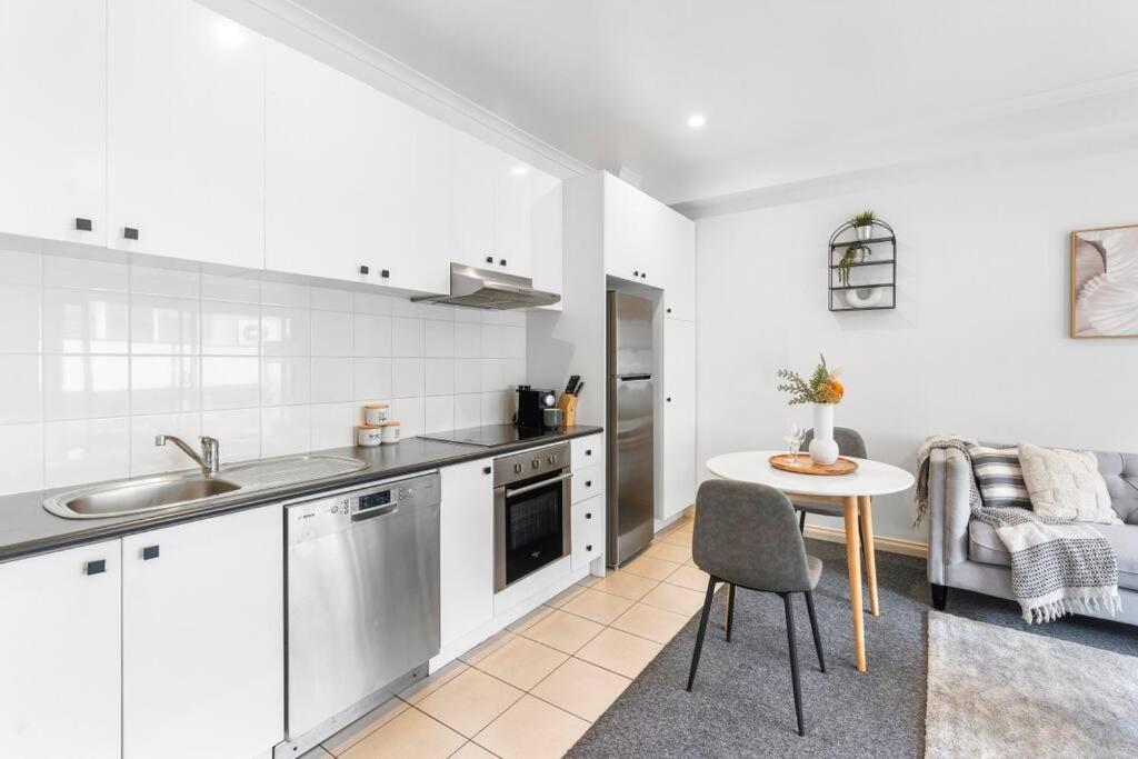 Cozy 1 bedder in St Kilda with Balcony - Housity