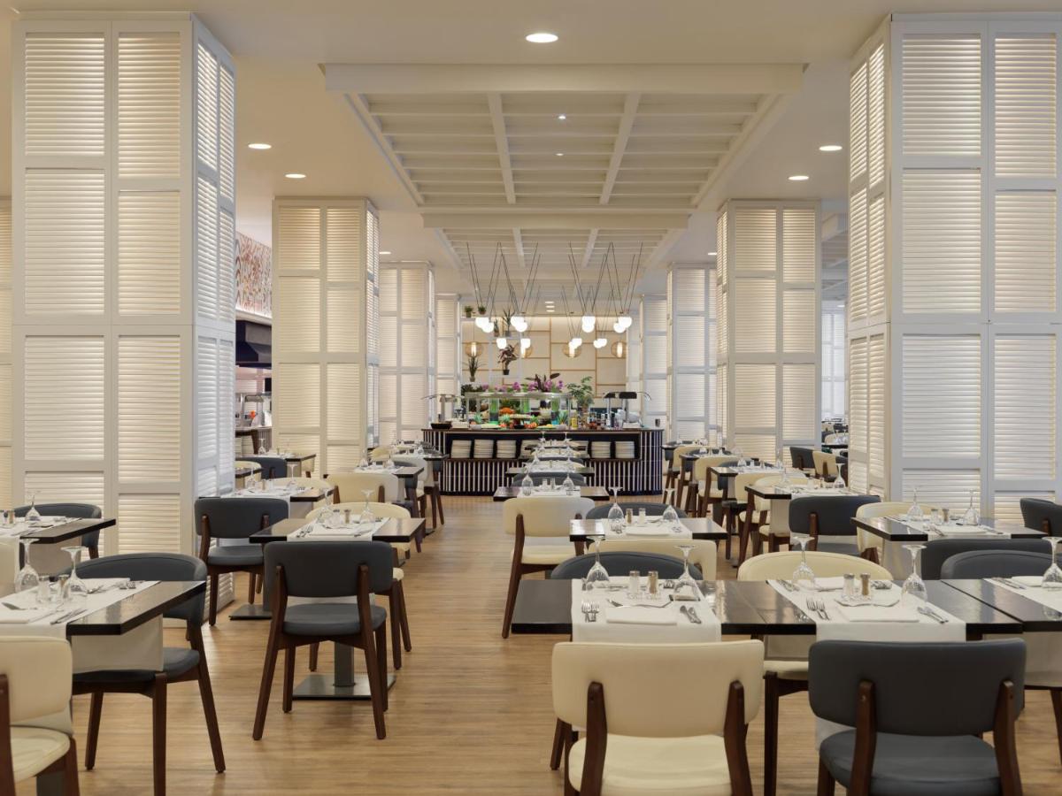 Un restaurante o sitio para comer en H10 Estepona Palace
