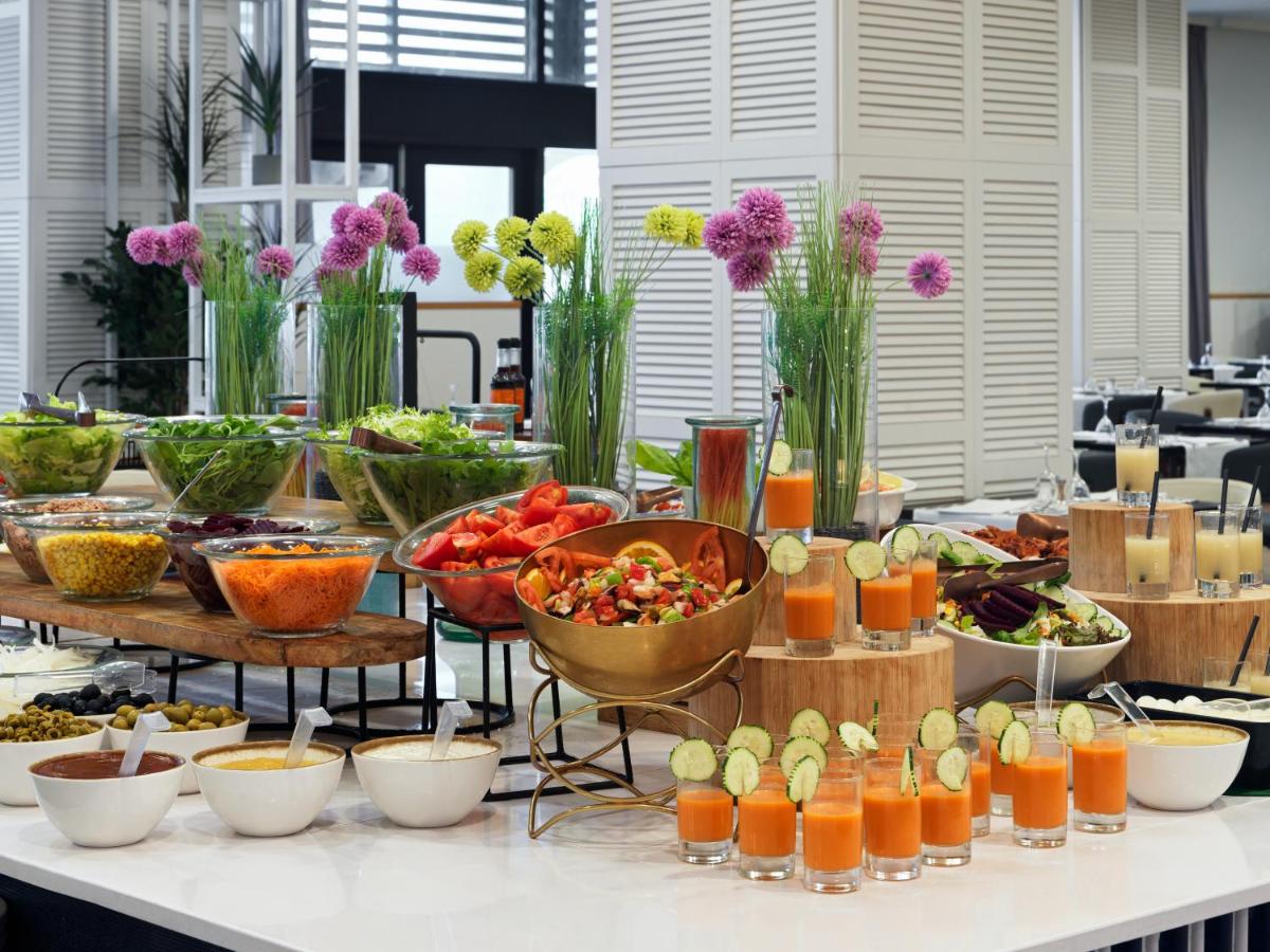 Comida en o cerca de este hotel