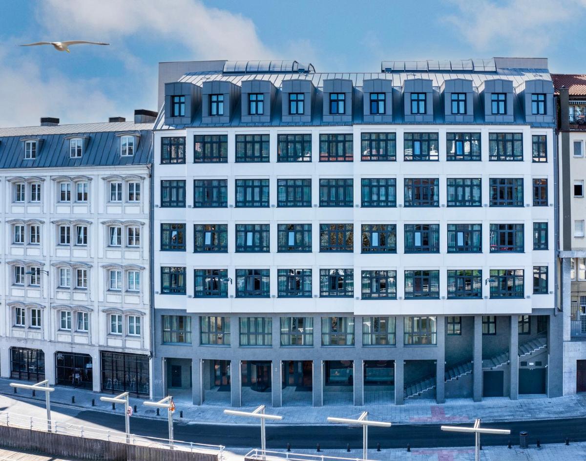 Un gran edificio blanco con muchas ventanas. en Axel Hotel Bilbao - Adults Only, en Bilbao
