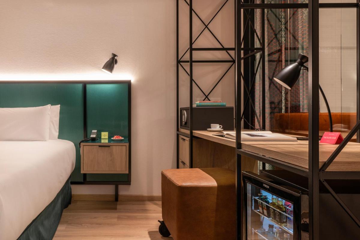 Cama o camas de una habitación en Axel Hotel Bilbao - Adults Only