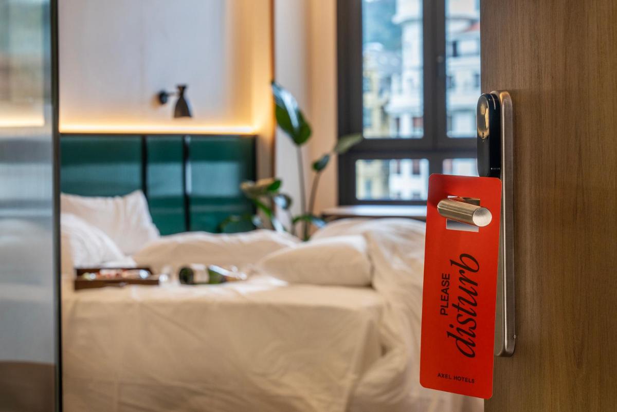 Cama o camas de una habitación en Axel Hotel Bilbao - Adults Only