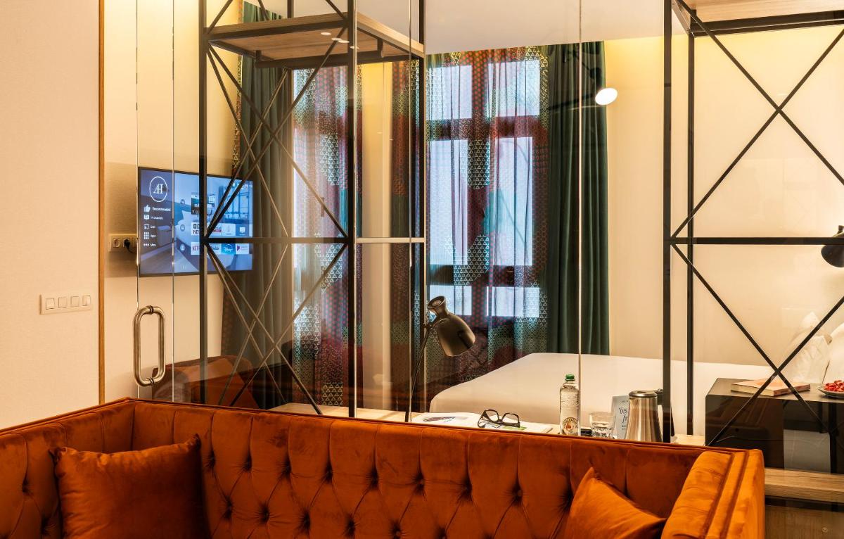 Una televisión o centro de entretenimiento en Axel Hotel Bilbao - Adults Only