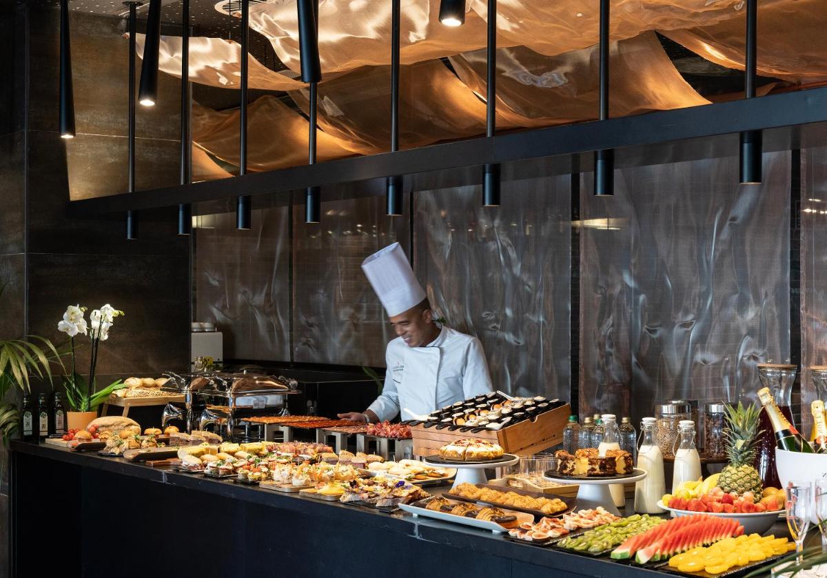 Comida en o cerca de este hotel