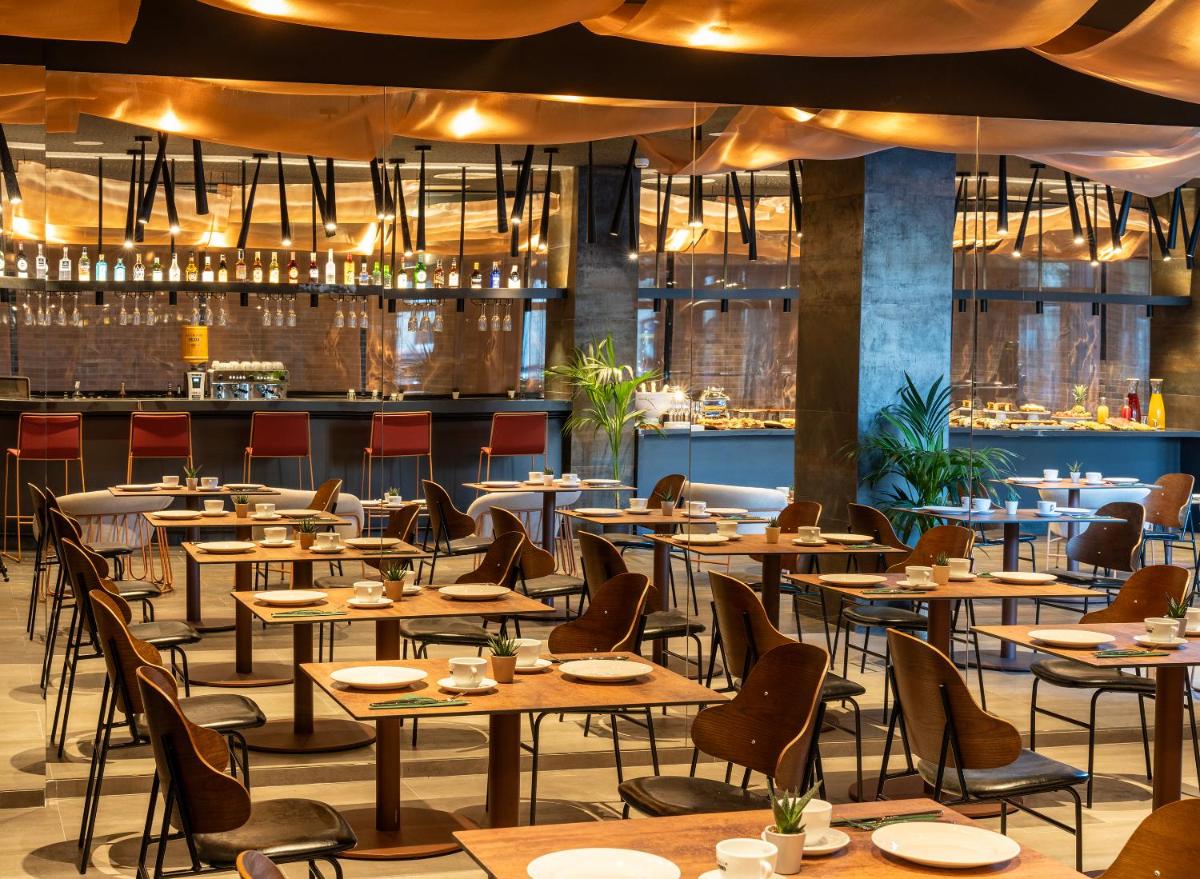 Un restaurante o sitio para comer en Axel Hotel Bilbao - Adults Only