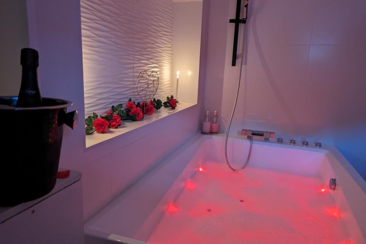 LOVE ROOM PERPIGNAN avec JACUZZI PRIVATIF - Housity