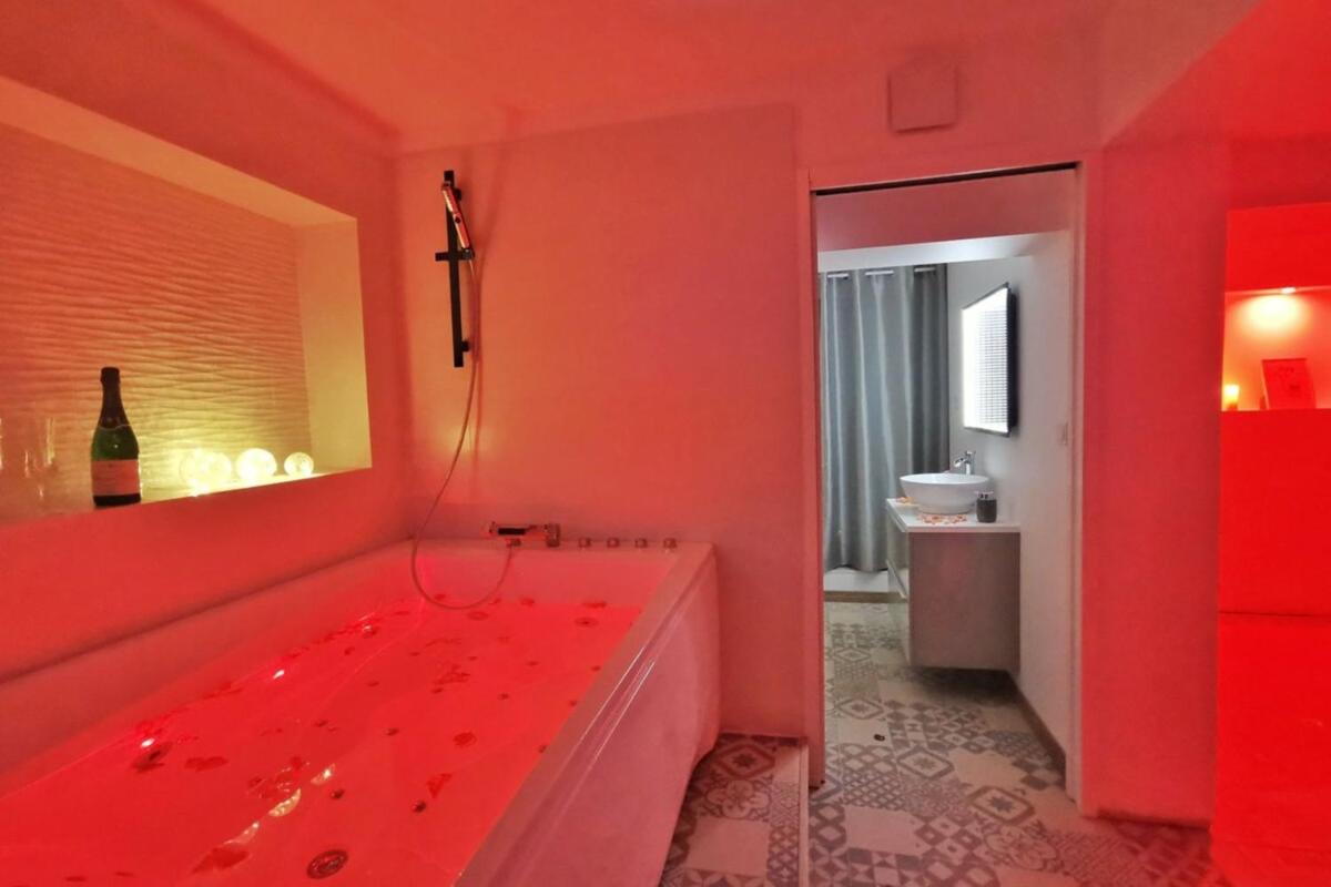 LOVE ROOM PERPIGNAN avec JACUZZI PRIVATIF - Housity