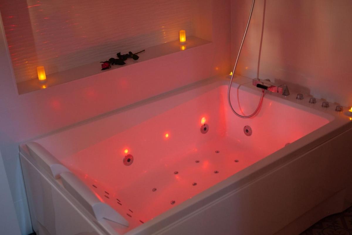 Dark Room Perpignan aux 50 nuances Jacuzzi Privé - Housity