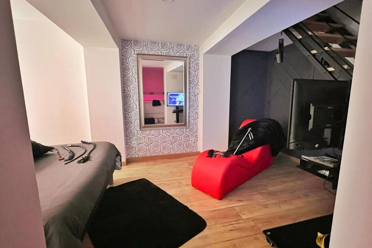 Dark Room Perpignan aux 50 nuances Jacuzzi Privé - Housity