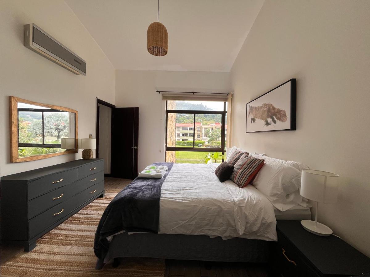 CR MARIPOSA RENTALS Lakeview PENTHOUSE with office space, pool, gym, tennis - Housity