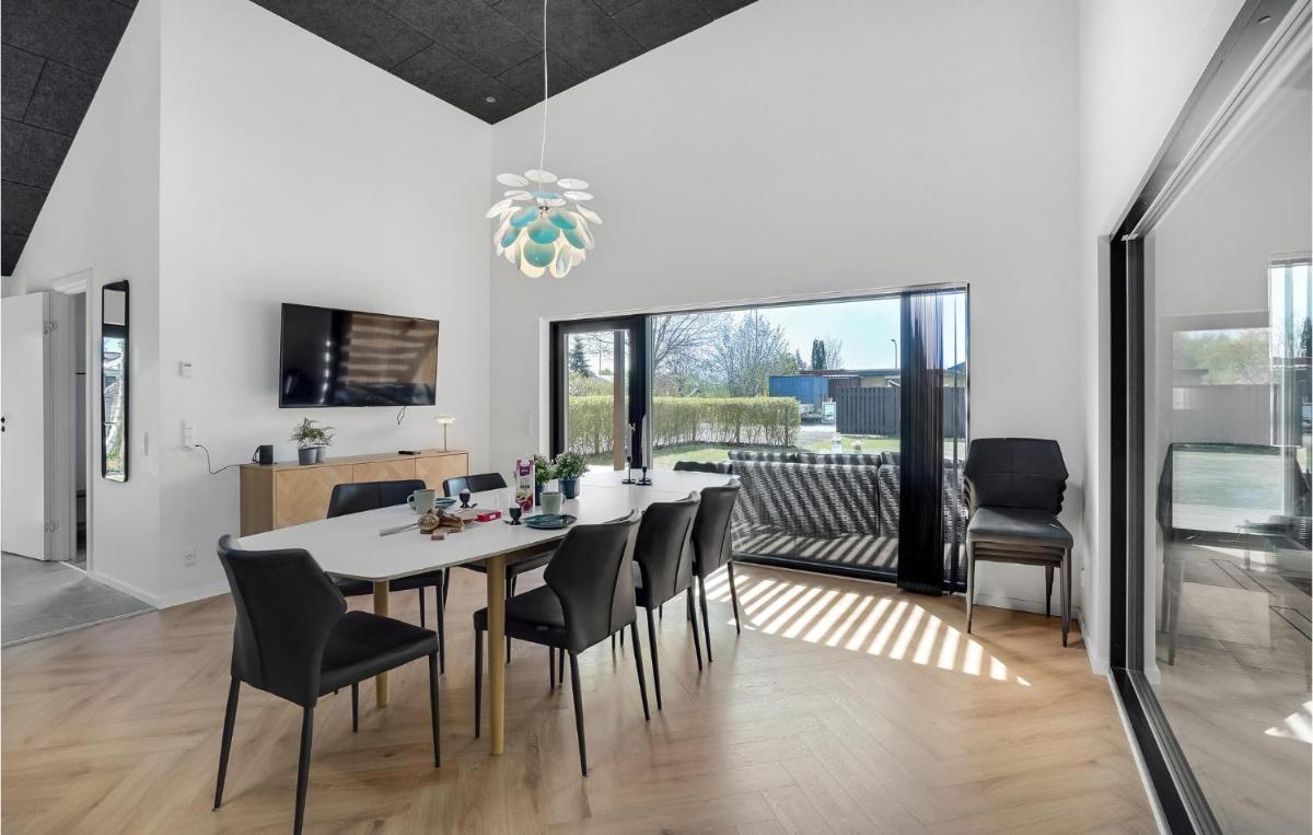 Beautiful Home In Børkop With Kitchen - Housity