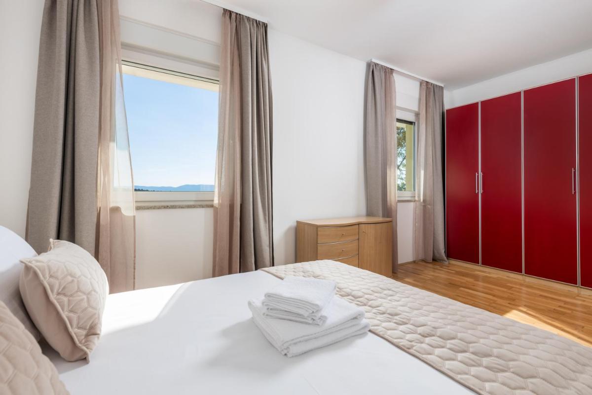 Luxury Villa Oštro with pool & Krk bridge view - Housity