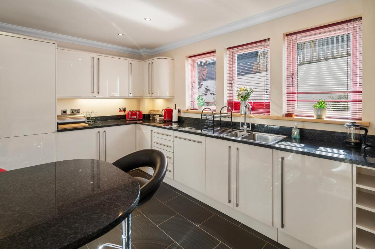 Stunning Sea Views - Luxury 4BR Beach House - Housity