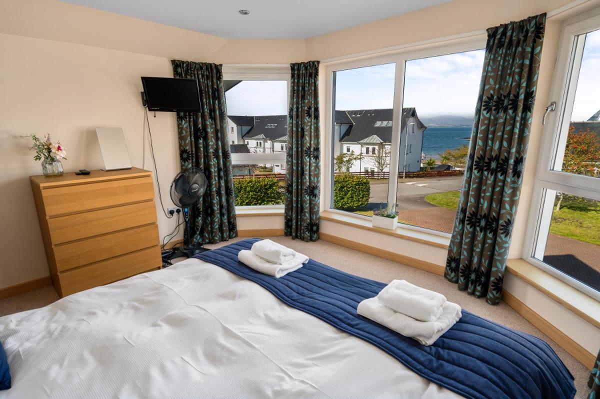 Stunning Sea Views - Luxury 4BR Beach House - Housity