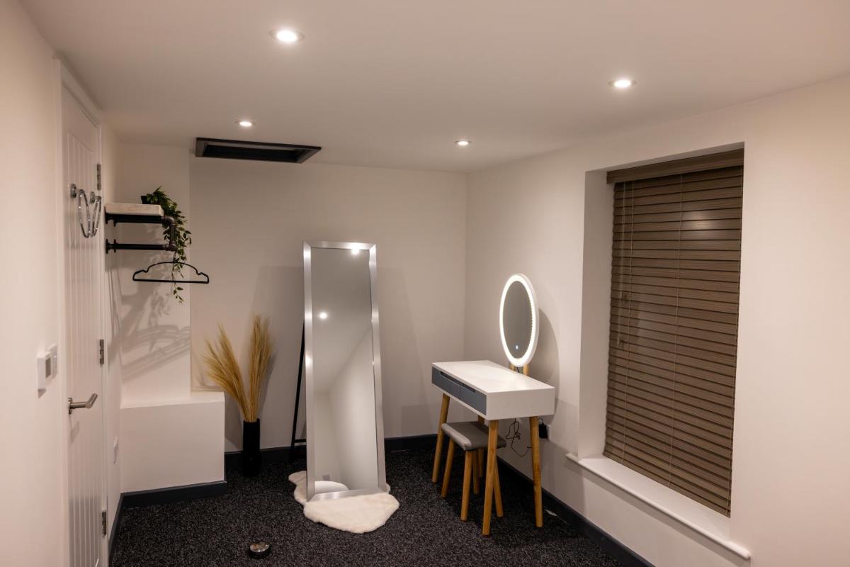 Modern 2 Bed Apartment in Bicester Town Centre - Housity