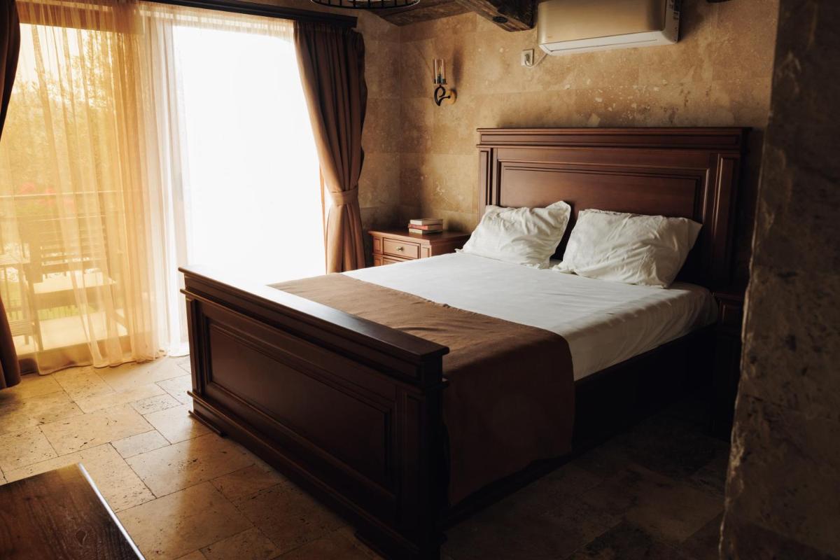 OLIVE QUEEN Rustic Estate - Housity