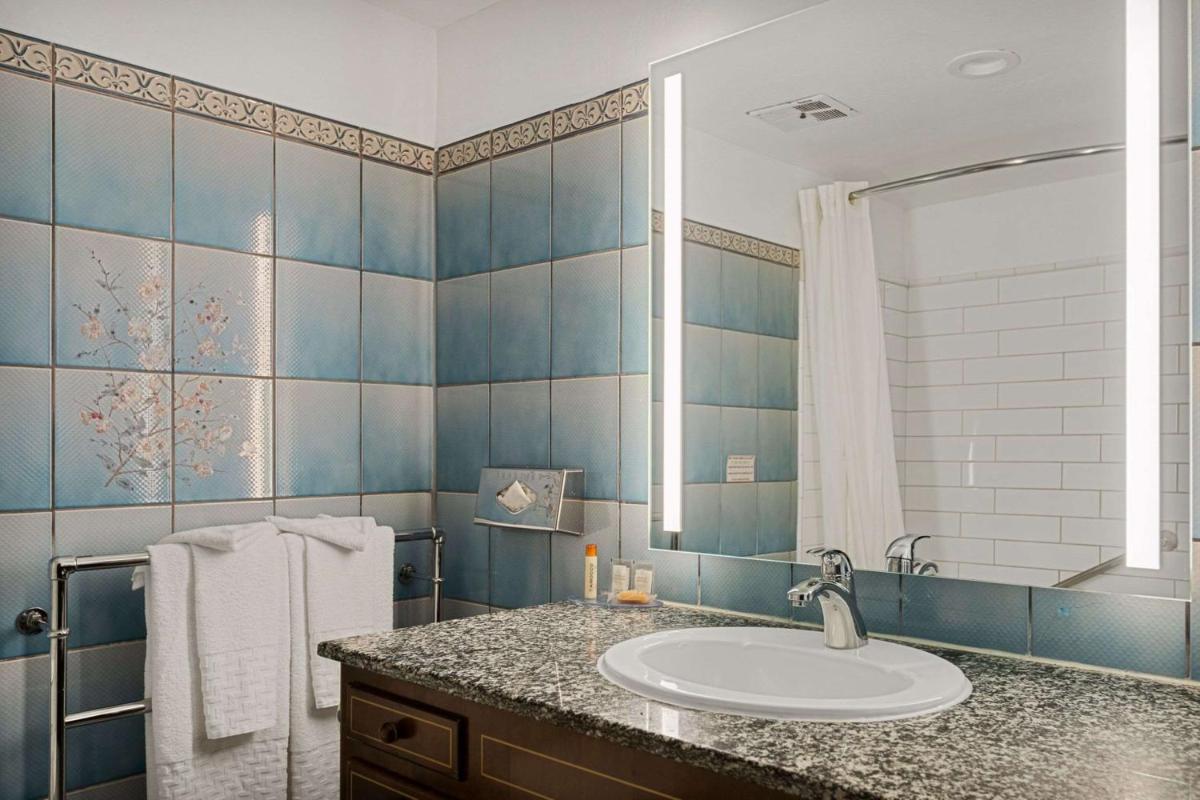 Chateau Big Bear Boutique Hotel, BW Signature Collection - Housity
