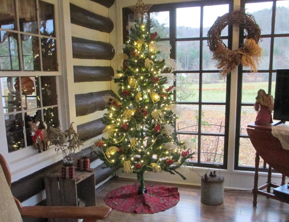 Christmas on the farm! Just off I-77, wonderful experience for 2! - Housity