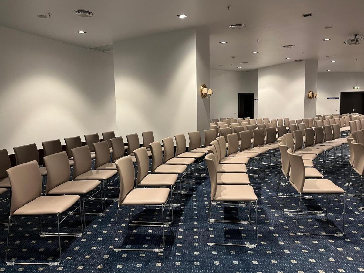 A área empresarial e/ ou a sala de conferências de Holiday Inn Porto Gaia by IHG