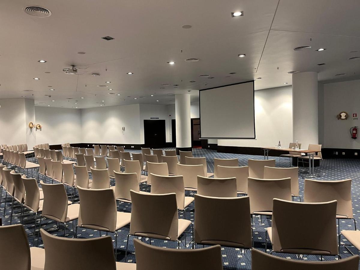 A área empresarial e/ ou a sala de conferências de Holiday Inn Porto Gaia by IHG