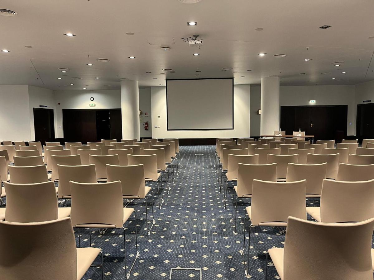 A área empresarial e/ ou a sala de conferências de Holiday Inn Porto Gaia by IHG