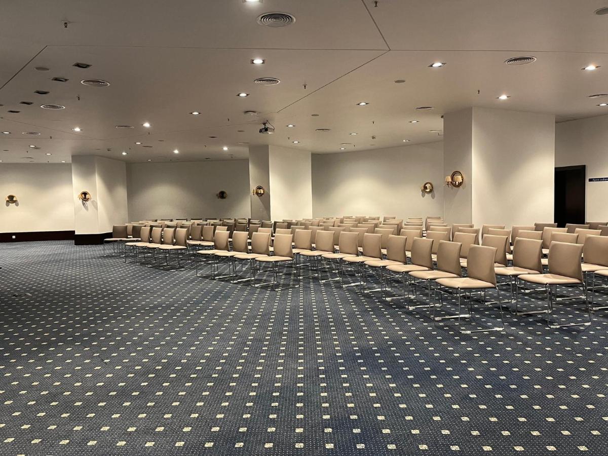 A área empresarial e/ ou a sala de conferências de Holiday Inn Porto Gaia by IHG