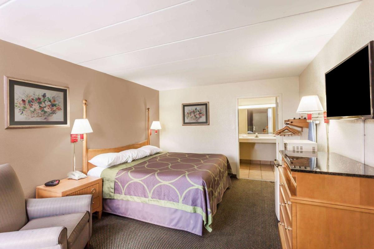 Super 8 by Wyndham Manassas - Housity