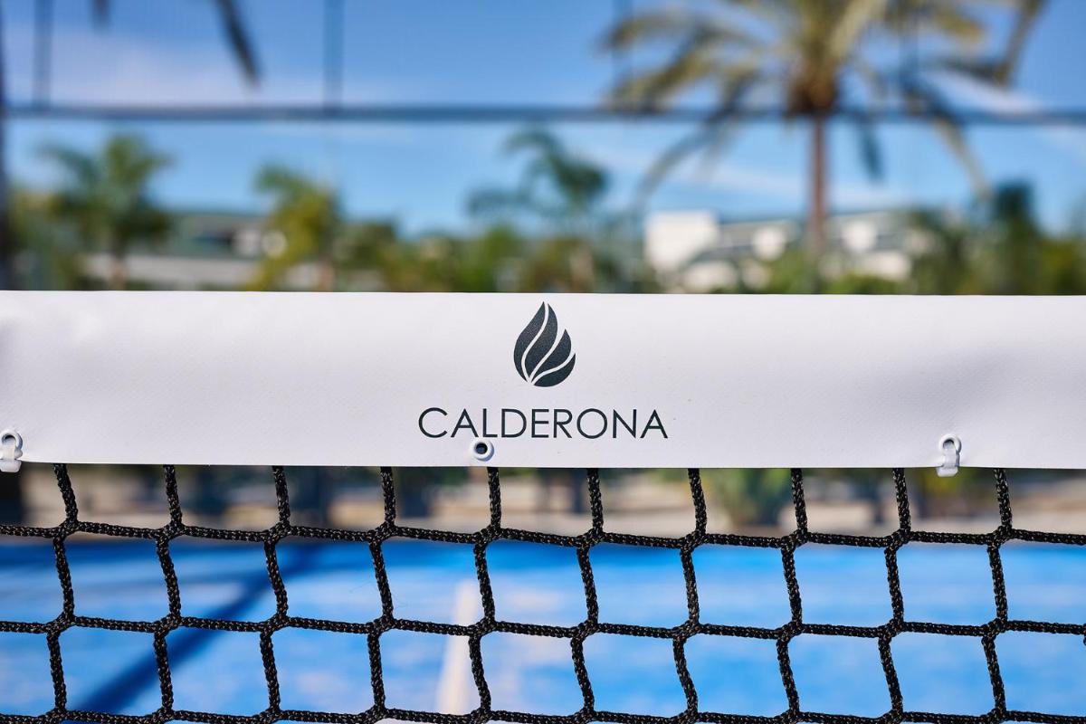 Instalaciones para jugar a tenis o squash en Calderona Wellness o alrededores
