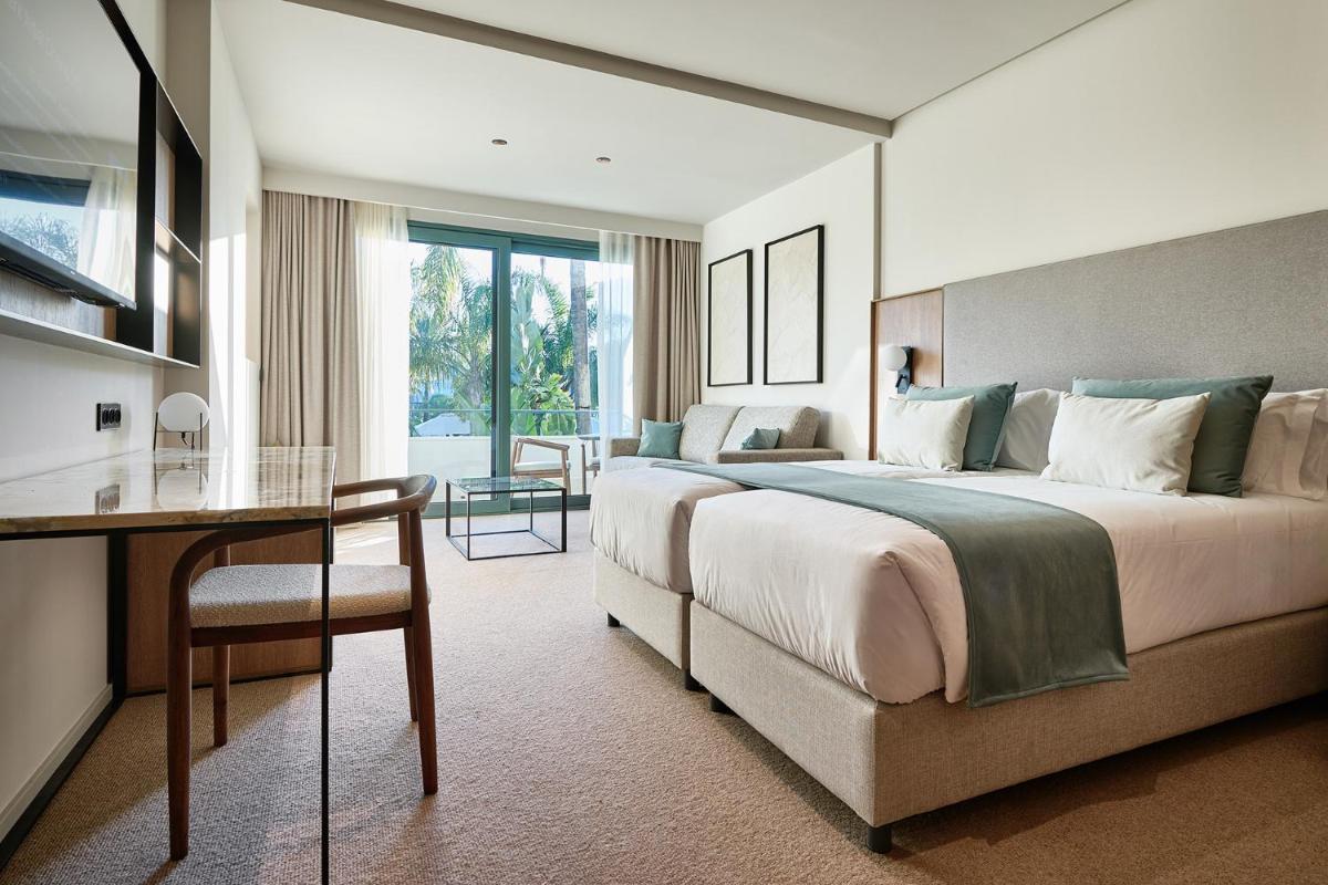 1 dormitorio con 1 cama grande, escritorio y mesa en Calderona Wellness, en Bétera