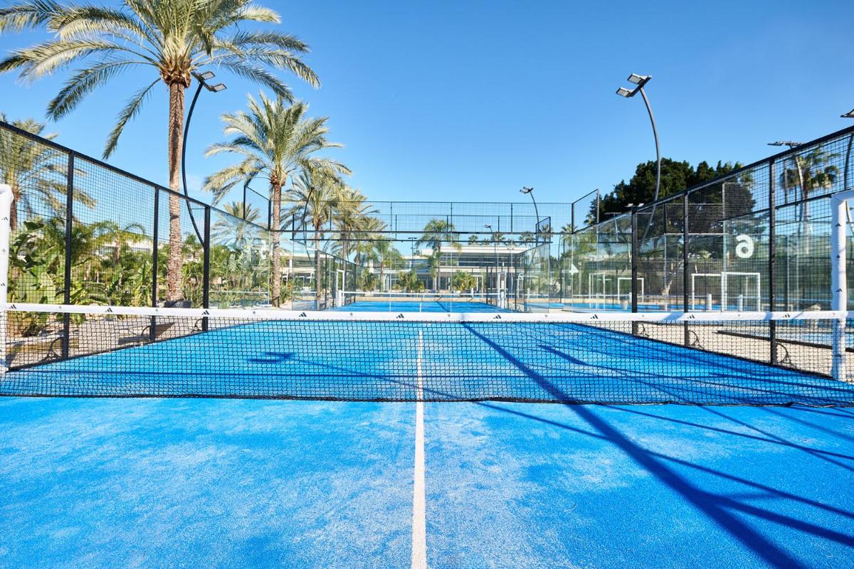 Instalaciones para jugar a tenis o squash en Calderona Wellness o alrededores