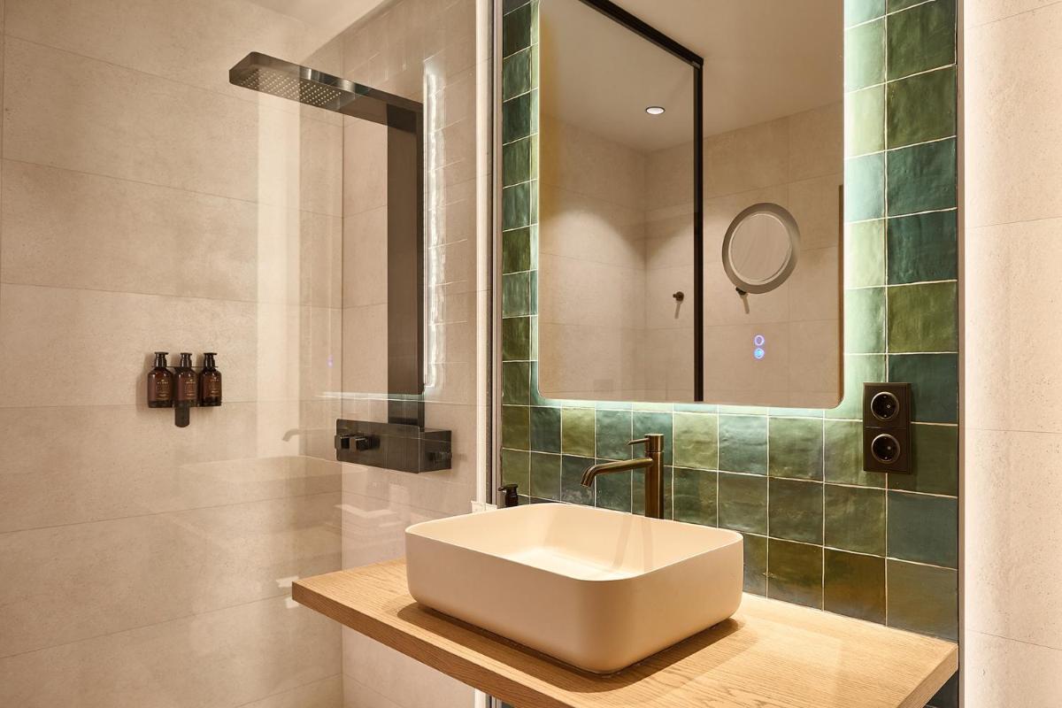 Un baño con un lavabo blanco y un espejo. en Calderona Wellness, en Bétera