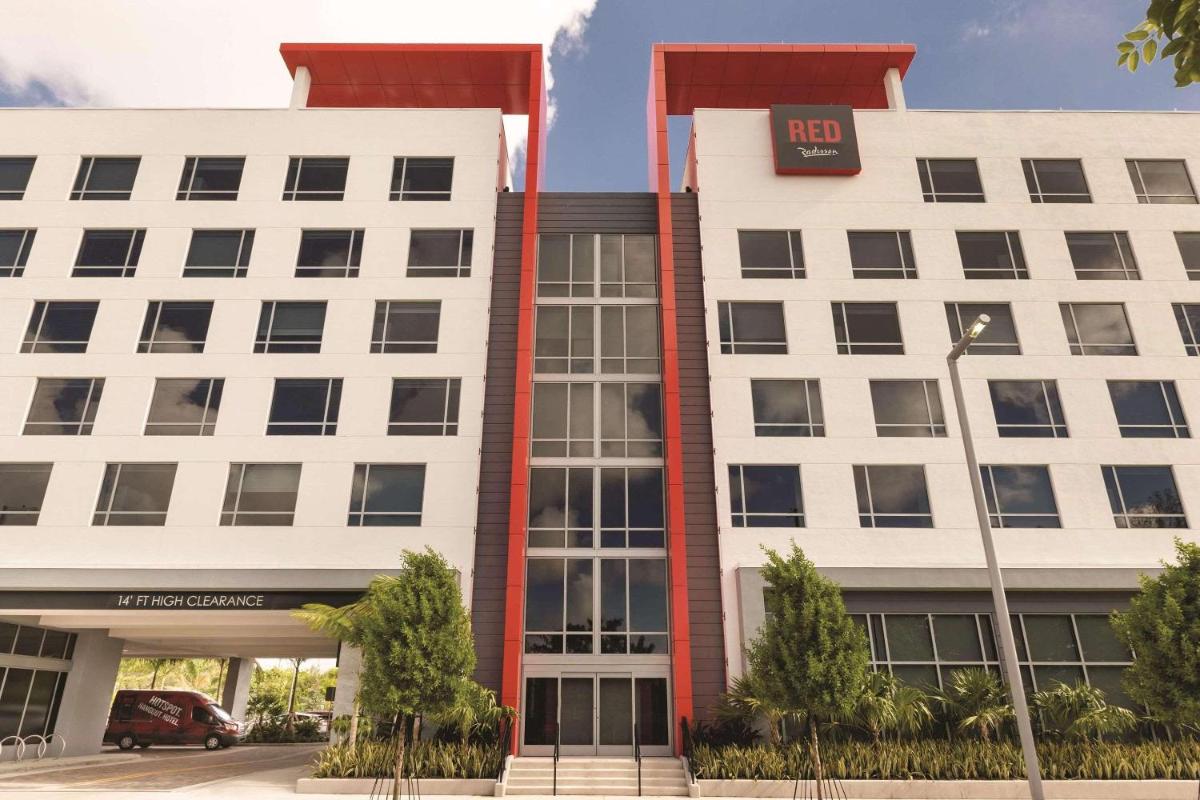 Radisson RED Miami Airport - Housity