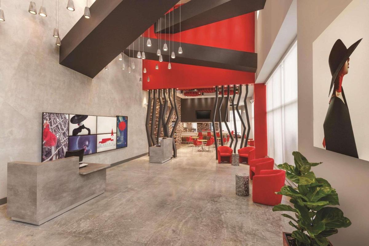 Radisson RED Miami Airport - Housity