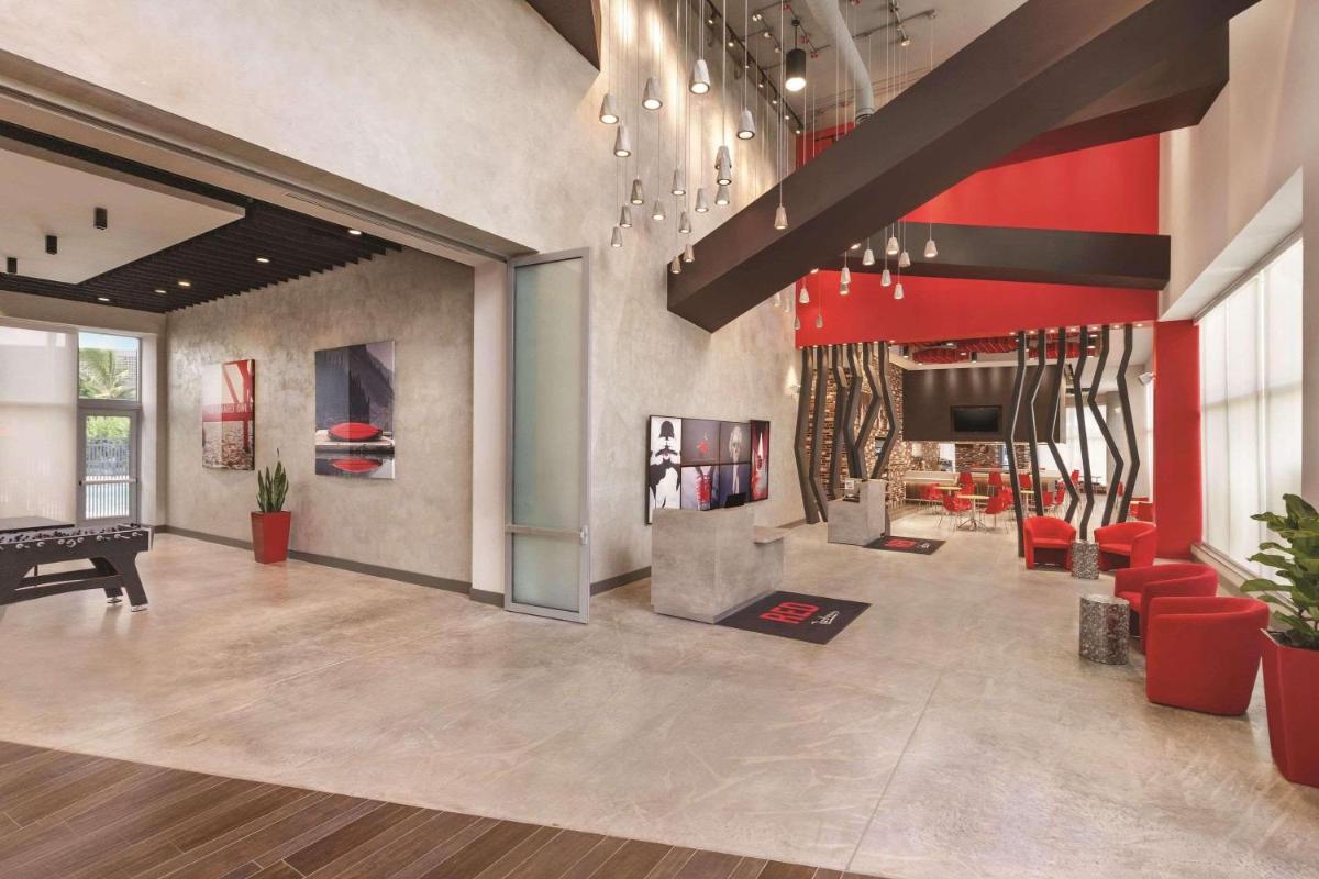 Radisson RED Miami Airport - Housity