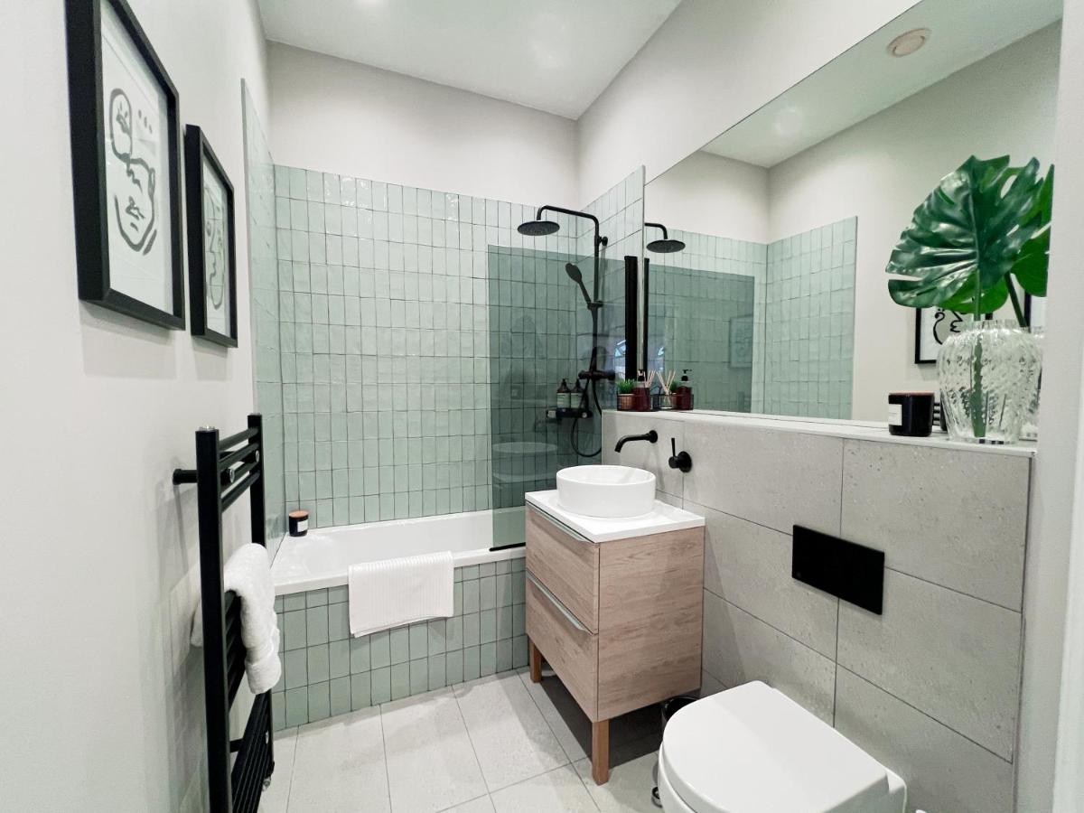 Spacious, Mid-Century 1 bedroom Apartment - Housity
