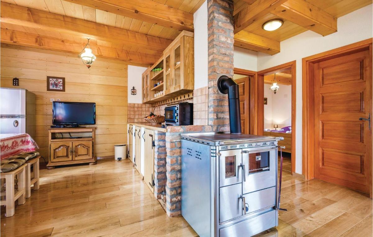 Gorgeous Home In Perusic With Wifi - Housity