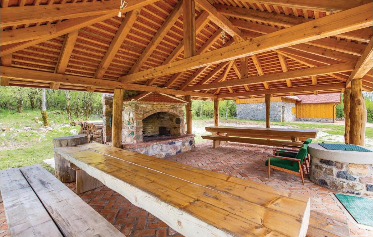 Gorgeous Home In Perusic With Wifi - Housity