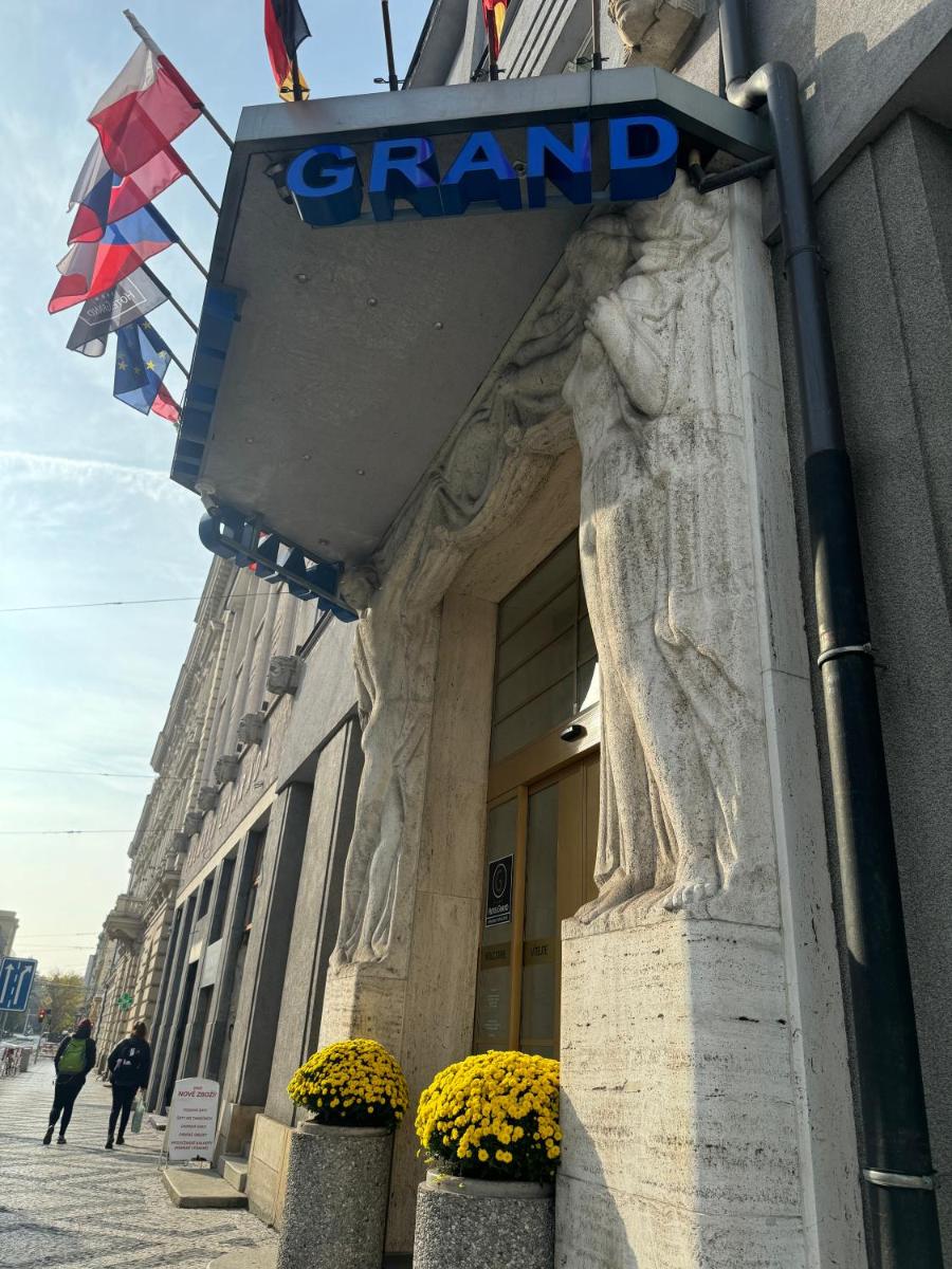 Hotel Grand - Housity