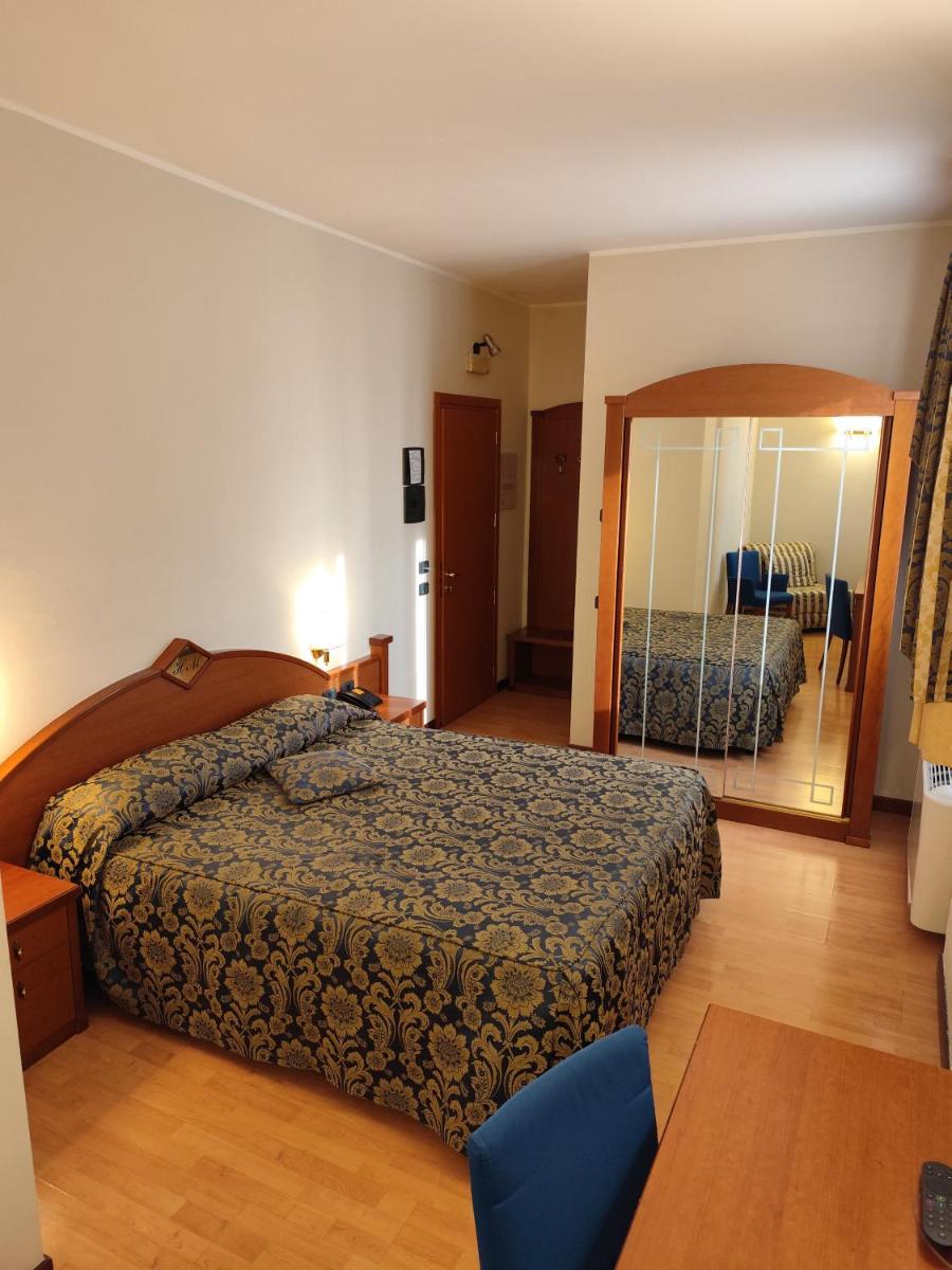 Hotel Majestic - Housity