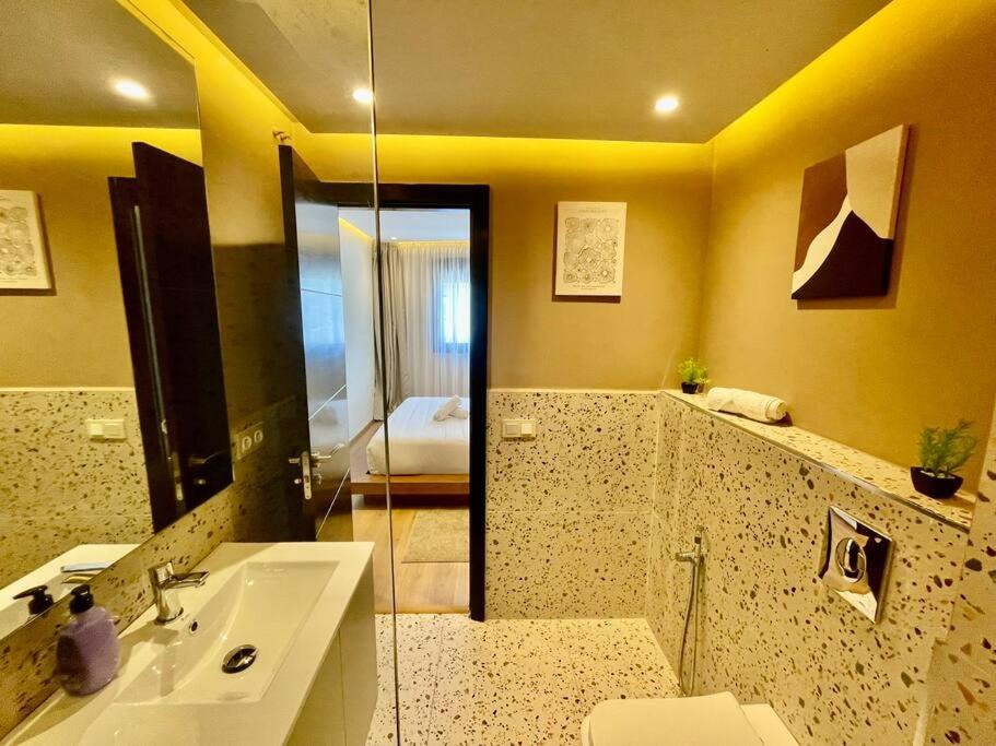 Coastal Elegance - Stylish Suite and Beach Walk - Housity