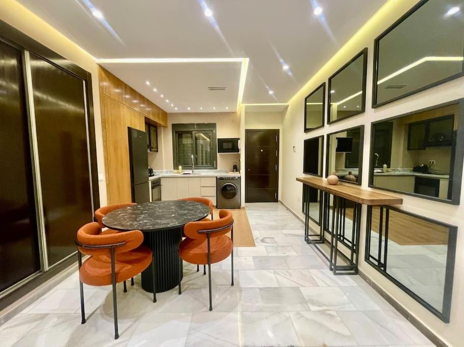 Coastal Elegance - Stylish Suite and Beach Walk - Housity