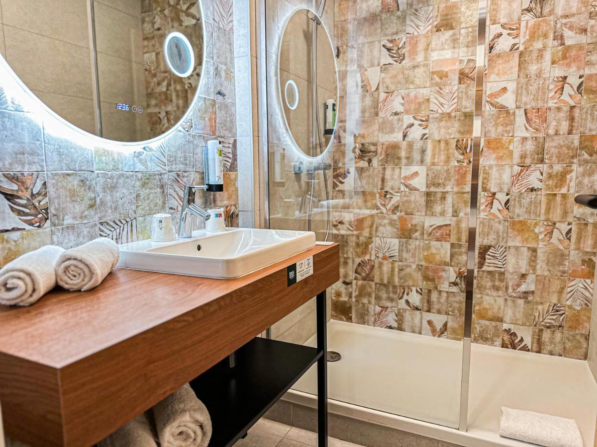 une salle de bain avec un lavabo et une douche dans l'établissement L'Arcalod & Bistrot Jeanne - Lac d'Annecy - Hôtel Restaurant Spa, à Doussard