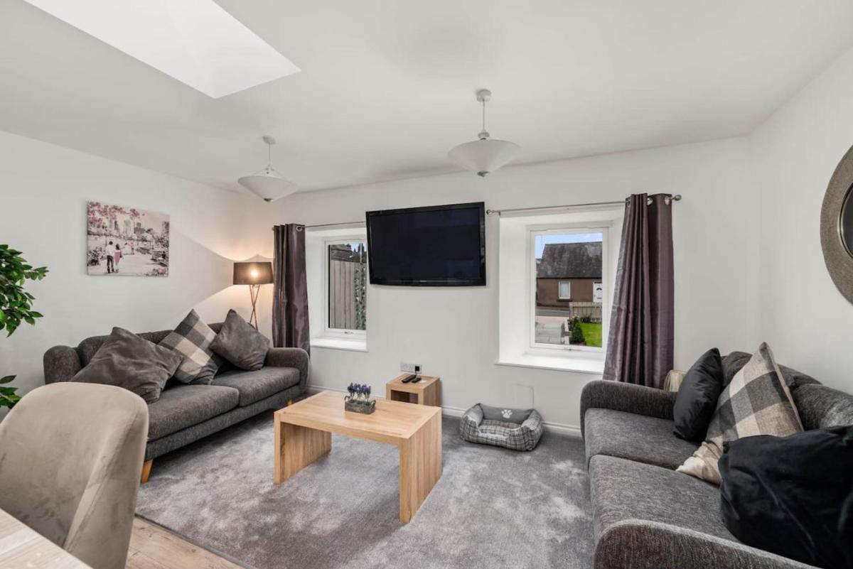 Charming Forfar House and Hot Tub - Housity