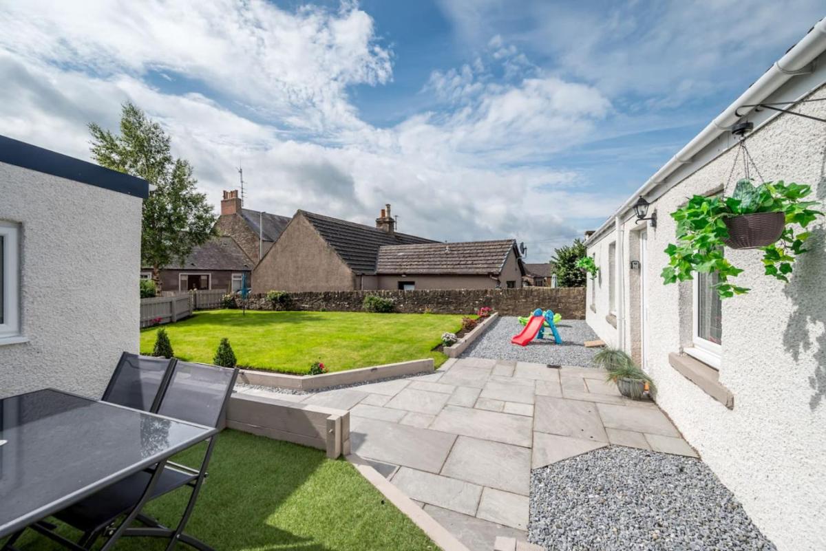 Charming Forfar House and Hot Tub - Housity