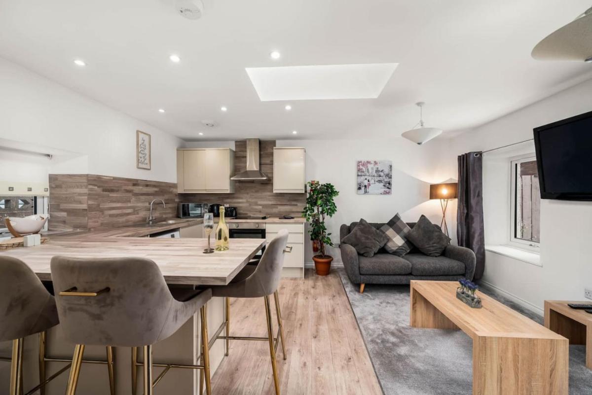 Charming Forfar House and Hot Tub - Housity