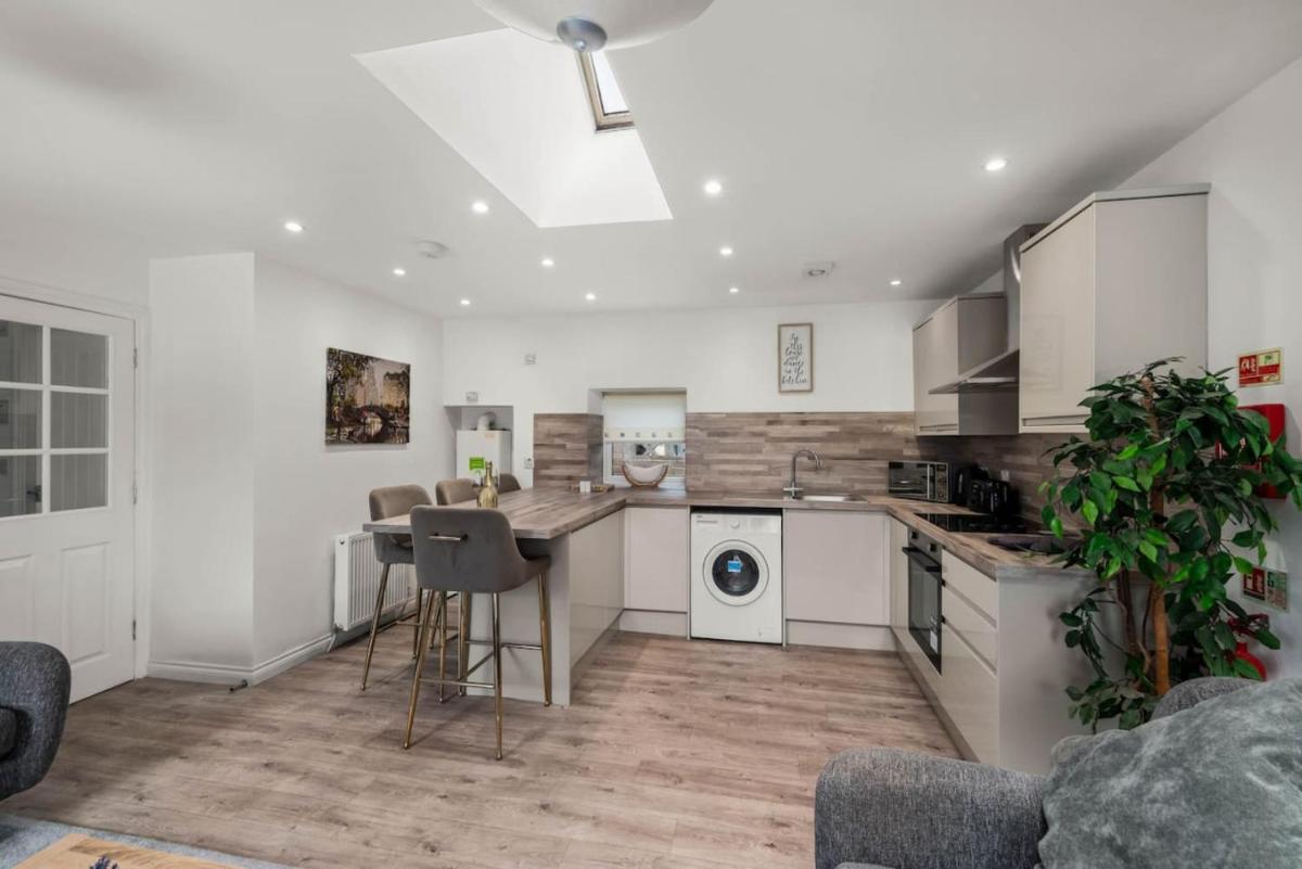 Charming Forfar House and Hot Tub - Housity