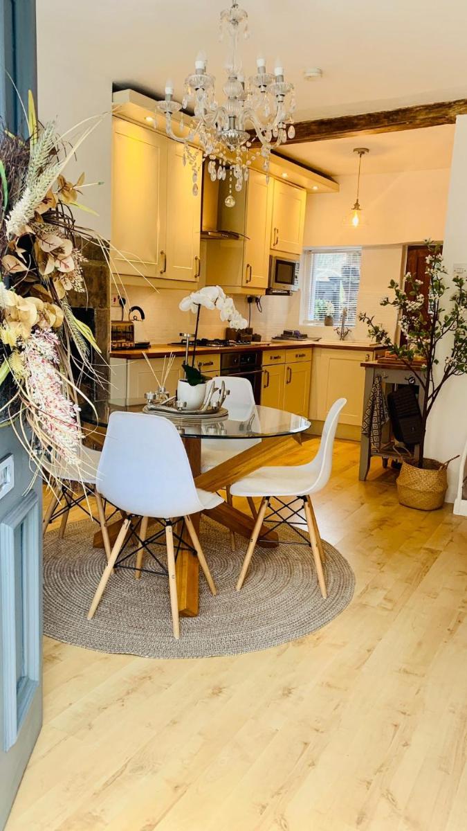 The Tenth House, Grade II Listed Georgian Town House, Wirksworth, Derbyshire, Peak District Cottage, Sleeps 4 - Housity