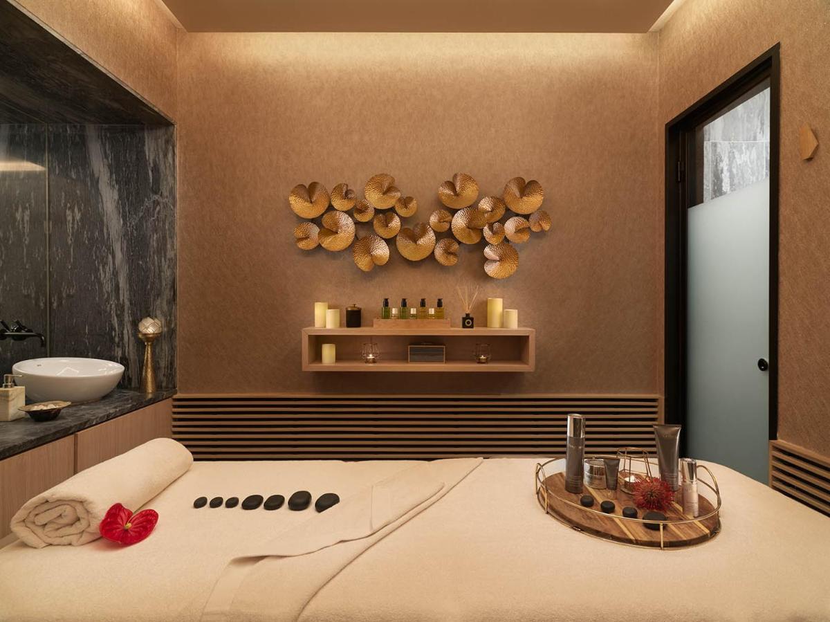 uma sala de spa com uma cama e uma pia em The One Palácio da Anunciada em Lisboa
